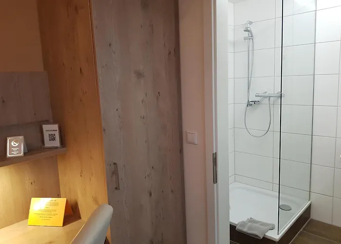 מלון Landgasthof Hirsch 3*