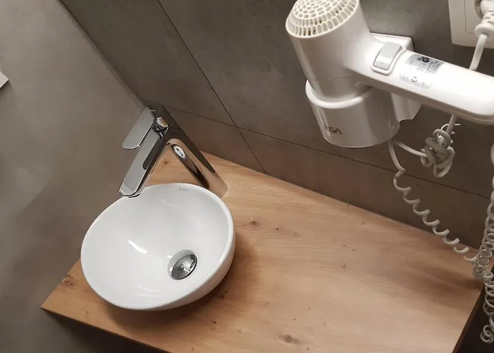 מלון Landgasthof Hirsch 3*